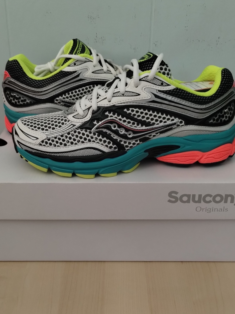 8M/9.5W Saucony ProGrid Omni 9 Neon Accent Running Shoes - White/Black/Teal